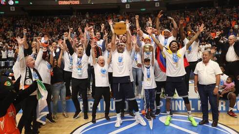 Ironi Ness Ziona, campeón de la Copa Europea de la FIBA 2021. 