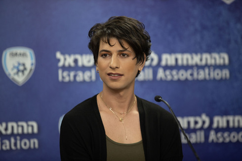 Sapir Berman y una conferencia de prensa histórica para el fútbol mundial. (Oz Moalem) Sapir Berman Árbitra