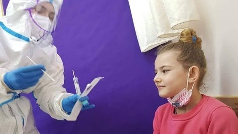 Una niña se realiza un hisopado en una clínica ubicada al norte de Israel. 