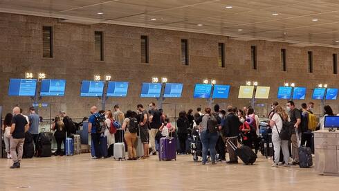 Aeropuerto Ben-Gurion. El Ministerio de Salud llamó a evitar viajes al exterior innecesarios. (Shmulik Davidpur) Aeropuerto Ben-Gurion. El Ministerio de Salud llamó a evitar viajes al exterior innecesarios.