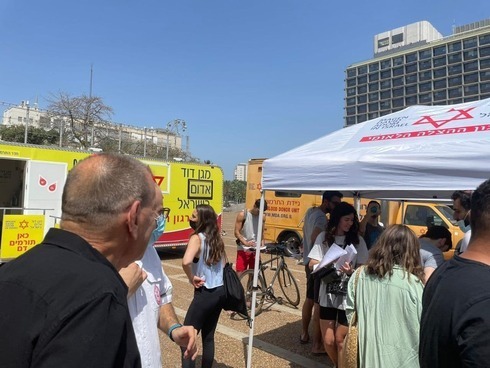 Israelíes donan sangre en la plaza Rabin, de Tel Aviv, tras el desastre de Meron. 