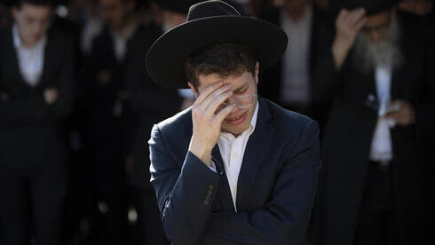 Un joven de Petah Tikva llora a una de las víctimas de la tragedia. 