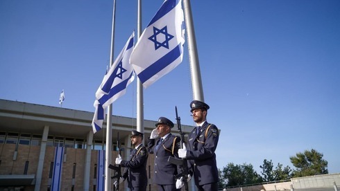 Banderas a media asta en señal de duelo por la tragedia de Merón frente a la Knesset. 