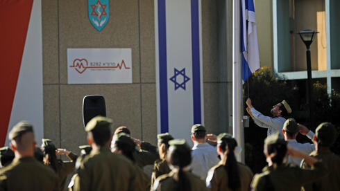 Formación de tropas israelíes mientras la bandera es arriada a media asta durante el día de duelo en Israel. (Reuters) Formación de tropas israelíes mientras la bandera es arriada a media asta durante el día de duelo en Israel.