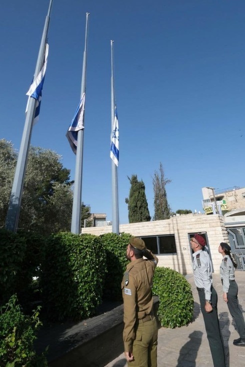 Banderas flamean a media asta en la residencia oficial del presidente de Israel. 