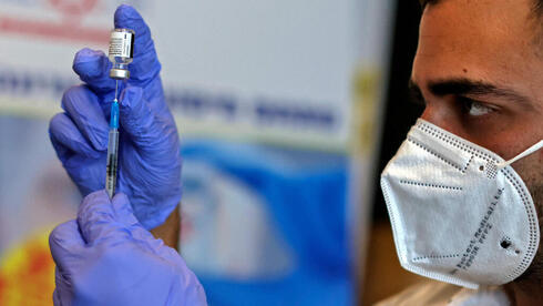 Un trabajador de la salud se dispone a aplicar la vacuna de Pfizer en Beit Shemesh.