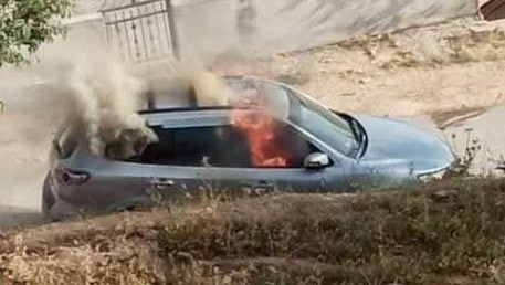 El automóvil involucrado en el atentado, incendiado por residentes de una aldea palestina. 