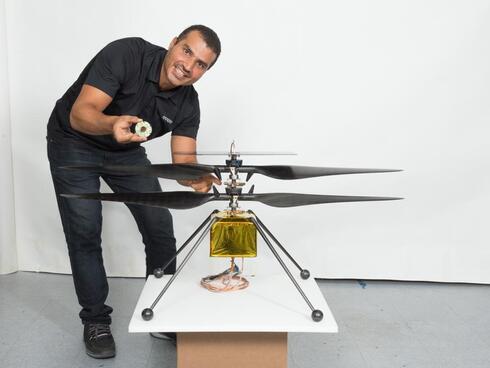 Loay Elbasyouni con el modelo del dron-helicóptero que voló en Marte. 