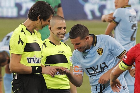 La árbitra Sapir Berman, el futbolista Idan Vered, las sonrisas de los presentes y una foto que recorre el mundo del fútbol. (AFP) Sapir Berman
