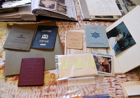 Documentos pertenecientes al abuelo de Noah Rohrlich, quien huyó del nazismo en Austria. 