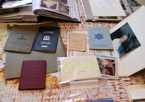 Documentos pertenecientes al abuelo de Noah Rohrlich, quien huyó del nazismo en Austria. (AFP) Documentos pertenecientes al abuelo de Noah Rohrlich, quien huyó del nazismo en Austria.