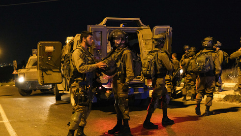 Combatientes israelíes buscan a los autores del atentado. 