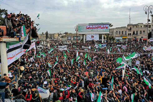 Opositores a Assad se manifiestan en la ciudad de Idlib. 