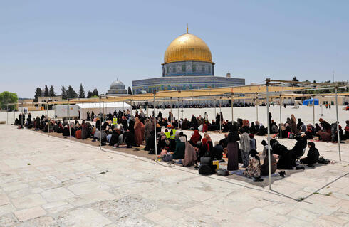 Fieles musulmanes rezan cerca de la mezquita de Al-Aqsa en el Monte del Templo de Jerusalem.