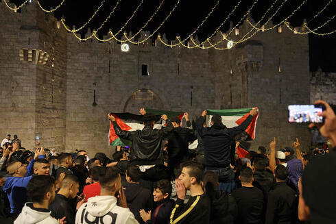 Manifestantes palestinos frente a la Puerta de Damasco de Jerusalem. 