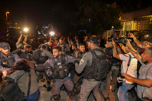 Fuerzas de seguridad israelíes detienen a un palestino en enfrentamientos durante un desalojo en el barrio de Sheikh Jarrah en Jerusalem. 