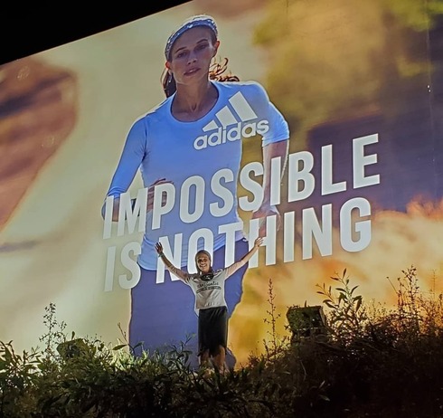 Beatie Deutsch posa junto a una de las gigantografías de Adidas. 