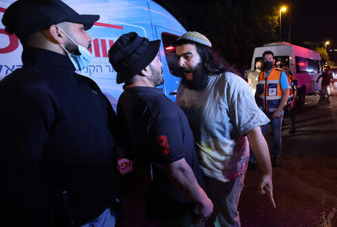 Un ciudadano judío confronta a un manifestante palestino frente a la casa de una familia judía en Sheikh Jarrah. (AFP) Un ciudadano judío confronta a un manifestante palestino frente a la casa de una familia judía en Sheikh Jarrah.