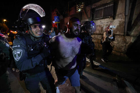 Un manifestante palestino es detenido durante las protestas en el barrio Sheikh Jarrah. 