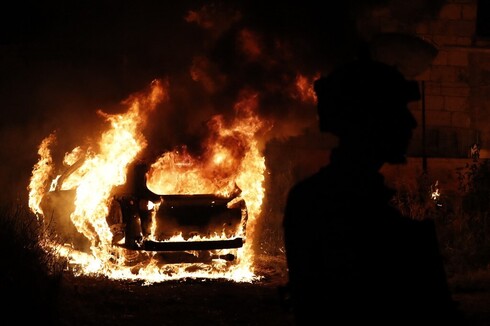 Un automóvil completamente incendiado durante una nueva noche de violencia en el barrio Sheikh Jarrah. 