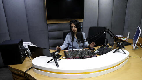 Rewaa Mershid en el estudio de la estación de radio en la que trabaja. 