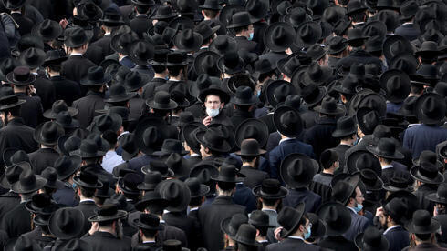 Decenas de miles de hombres ultraortodoxos asisten al funeral de un rabino que rompió las restricciones de coronavirus, en enero de 2021. 