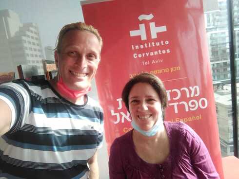 Javo Rocha junto a Einat Talmon, directora cultural del Instituto Cervantes de Tel Aviv. 