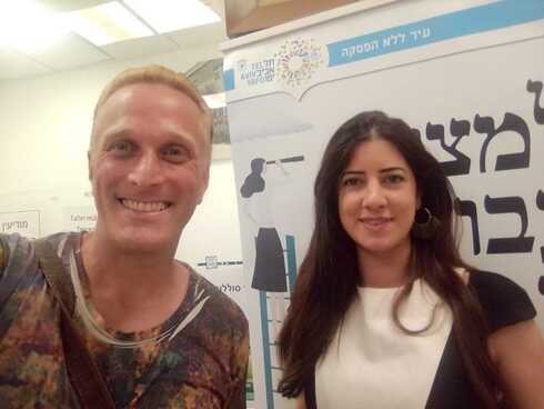 Javo Rocha junto a Clara Ben Aderet, coordinadora del área de habla hispana del Municipio de Tel Aviv. 