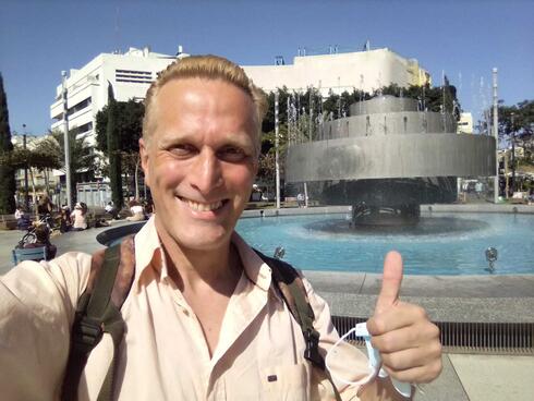 Javo Rocha en la fuente central de la Plaza Dizengoff de Tel Aviv. 