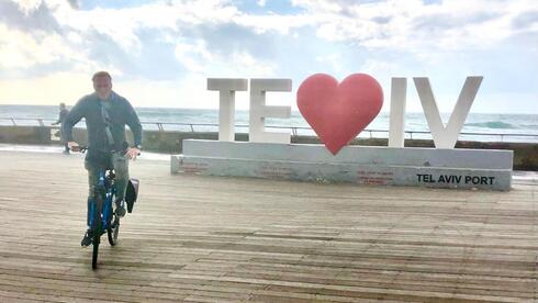 Javo Rocha recorre en bicicleta la zona costera de Tel Aviv. 