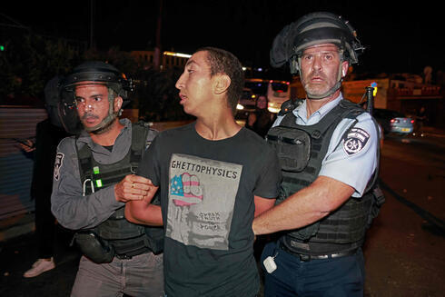 Un palestino es detenido durante los enfrentamientos del sábado por la noche en Jerusalem.
