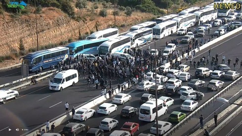 Autobuses que transportan a fieles musulmanes son detenidos por la policía.