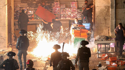 Enfrentamientos entre la policía y jóvenes palestinos en la Puerta de Damasco, uno de los ingresos a la Ciudad Vieja de Jerusalem. 
