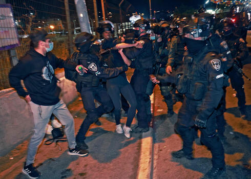 Enfrentamientos entre manifestantes palestinos y policías israelíes en el barrio Shiekh Jarrah en Jerusalem Este.