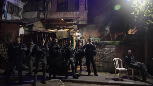 La Policía de Israel custodia una casa palestina actualmente ocupada por colonos en el barrio de Sheikh Jarrah de Jerusalem Este. 