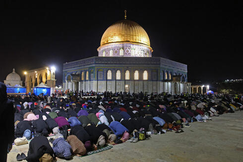 Miles de fieles musulmanes rezan en la explanada frente a la mezquita de al-Aqsa el sábado por la noche. 