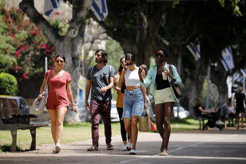Israelíes caminan por Tel Aviv sin mascarillas.