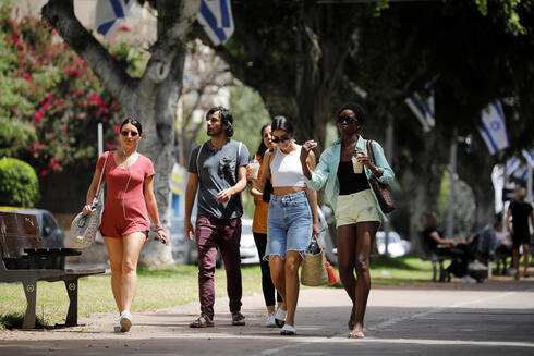 Israelíes caminan por Tel Aviv sin mascarillas. 