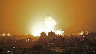 Una nube de fuego procedente de los ataques aéreos israelíes en la Franja de Gaza, controlada por el movimiento islamista palestino Hamás