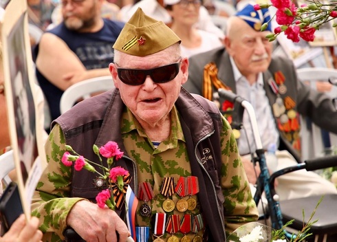 Veterano del Ejército Rojo de la Segunda Guerra Mundial participa en un acto del Día de la Victoria en Bat Yam. 