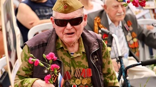 Un veterano del Ejército Rojo de la Segunda Guerra Mundial participa en un acto del Día de la Victoria en Bat Yam