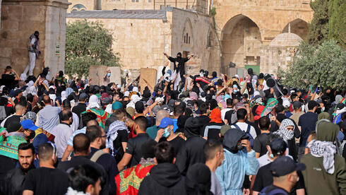 Palestinos celebran después de que la policía abandonara el área.