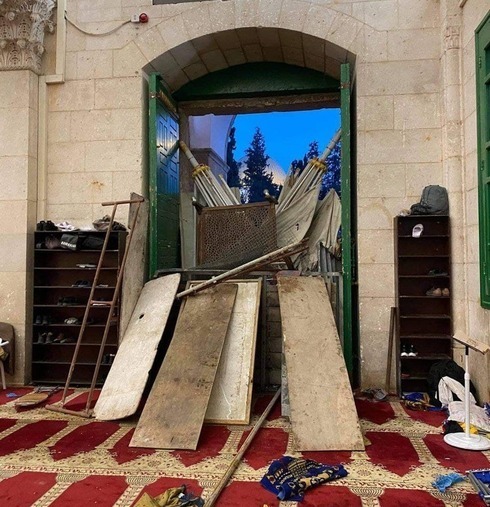 Barricadas dentro de la mezquita al-Aqsa.