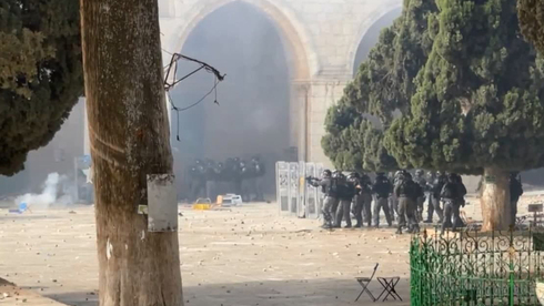 Fuerzas israelíes intentan dispersar a los alborotadores en el Monte del Templo.
