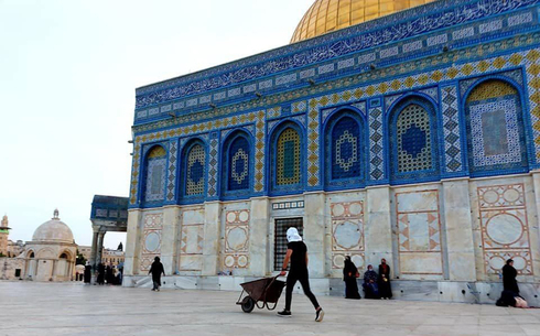 Palestinos llegan a la mezquita al-Aqsa el lunes.