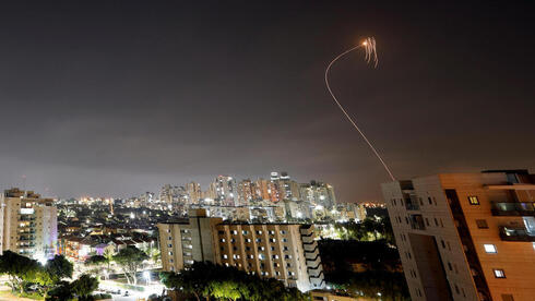 Interepción de misiles por el sistema Cúpula de Hierro en el cielo de Ashkelon. 