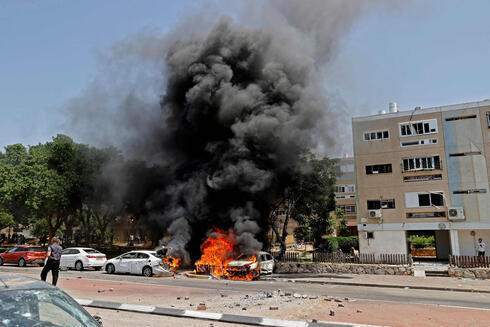 Un cohete disparado desde Gaza alcanza un objetivo en la ciudad sureña de Ashkelon. 