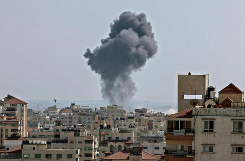 Columna de humo sobre uno de los ataques en Gaza. 