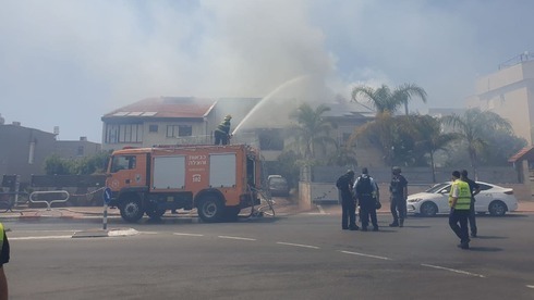 Bomberos luchando contra un incendio tras un impacto directo en Ashdod. 