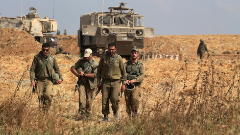 Combatientes israelíes cerca de la frontera con Gaza.